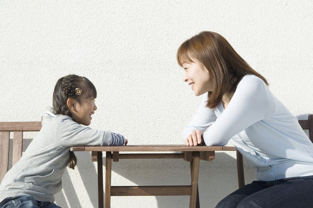 掛け算を子供に教えるお母さん