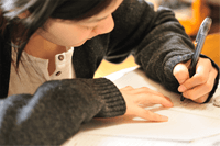 勉強する高校生